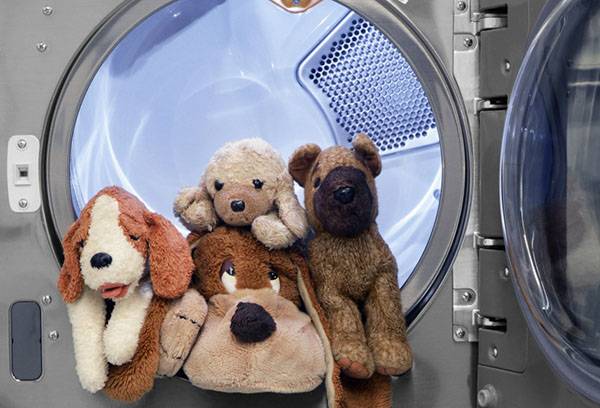 Çamaşır makinesinde oyuncak yıkama