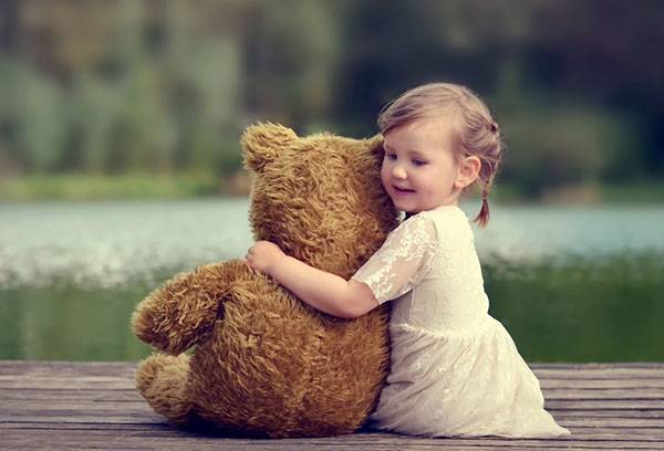 Κορίτσι με ένα μεγάλο αρκουδάκι