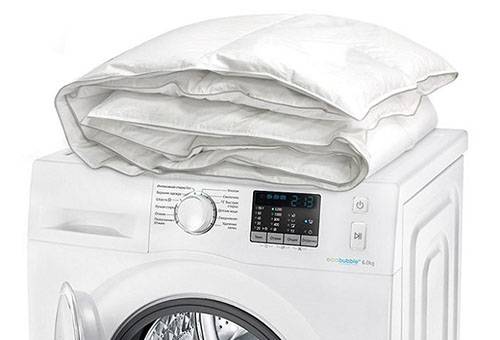 Çamaşır makinesi ve beyaz battaniye