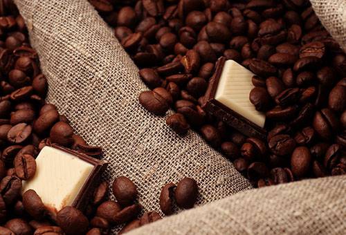 Kaffeebohnen und Schokolade