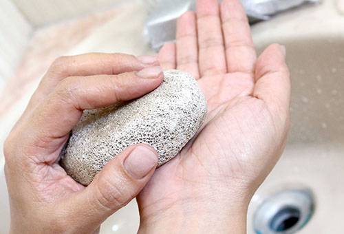 Lavado a mano con piedra pómez