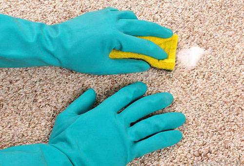 Čišćenje tepiha mješavinom sode i octa