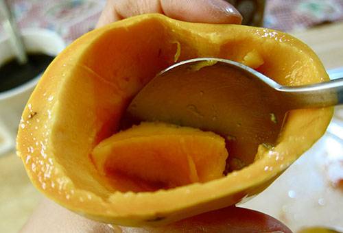Extraktion von Mangofruchtfleisch mit einem Löffel