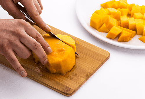 Mango in Salatwürfel schneiden
