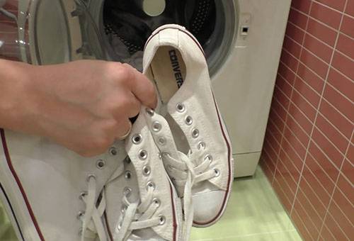 غسل أحذية رياضية بيضاء