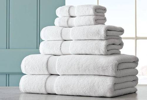 Malinis na mga puting towel ng terry