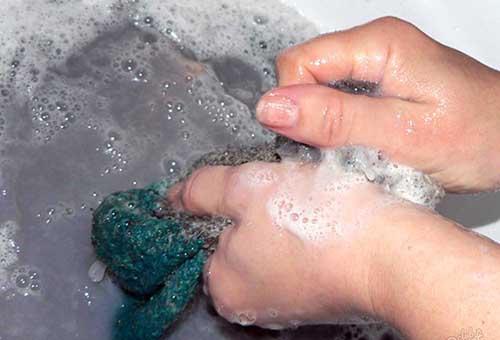 Spălați hainele de mână