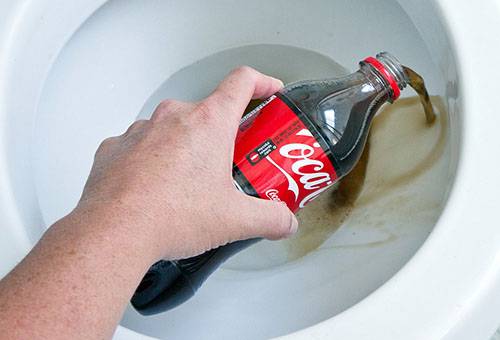 Reinigung der Toilette Coca-Cola