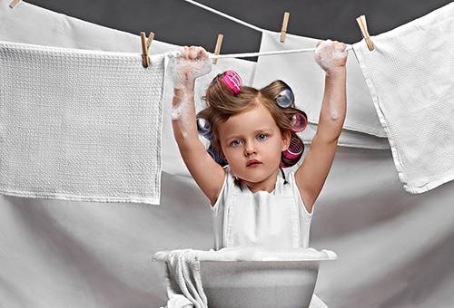 Jente vasker håndklær