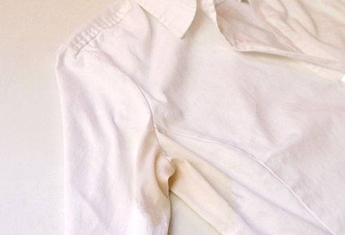 Macchia di sudore su una camicia bianca