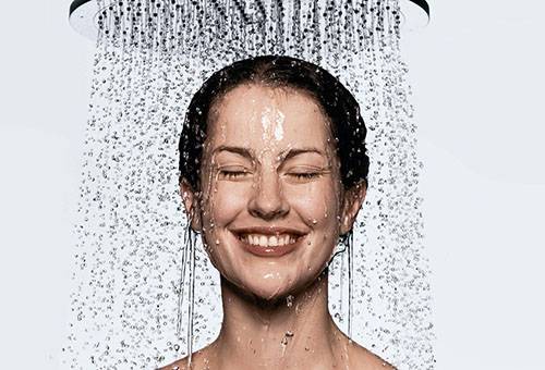 La ragazza fa una doccia