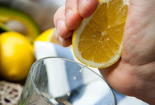 Lisovanie citrónovej šťavy