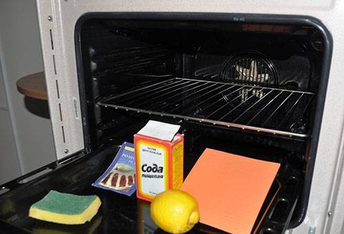 Soda und Zitrone zum Reinigen des Ofens