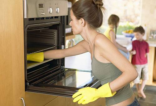 Pigen vasker ovnen