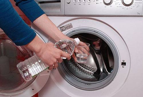 Ξύδι κατά της κλίμακας σε ένα πλυντήριο ρούχων