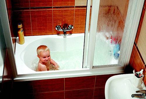 Copilul într-o baie curată