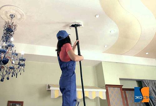 Suché čištění strečového stropu