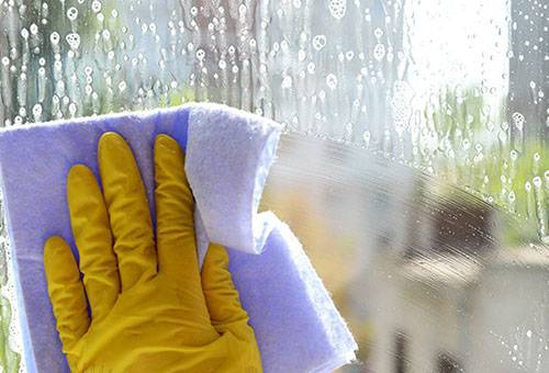غسل النوافذ الزجاجية