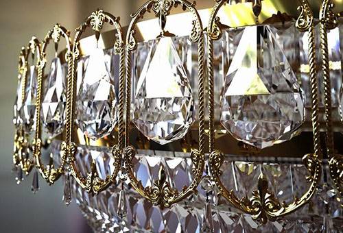 Crystal pendants sa chandelier
