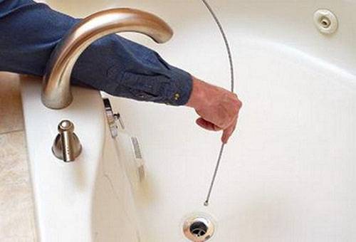 Curățarea de scurgere a cablurilor în baie
