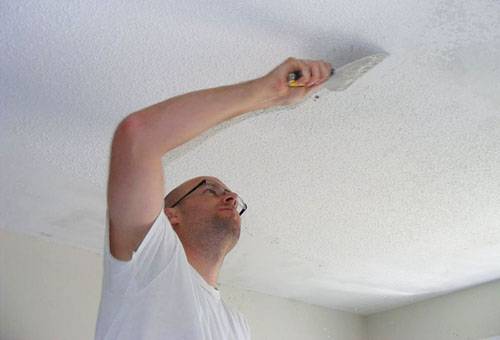 Eliminar la lechada de cal del techo con una espátula