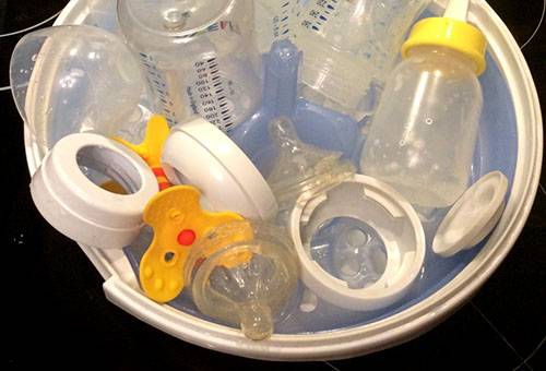 Προετοιμασία μπουκαλιών μωρών για αποστείρωση
