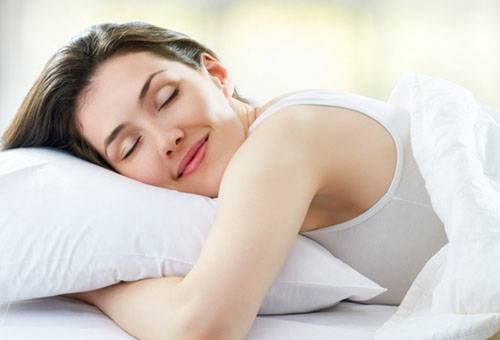 Femeie dormind pe o pernă curată