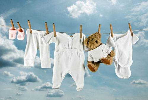 Ξήρανση ρούχων και παιχνιδιών ενός νεογέννητου