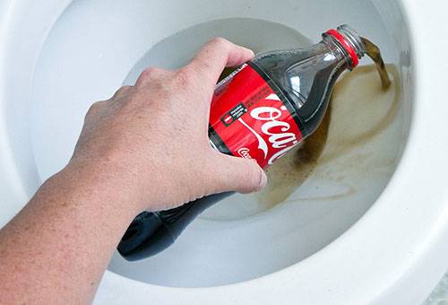 Coca-Cola wäscht die Toilette