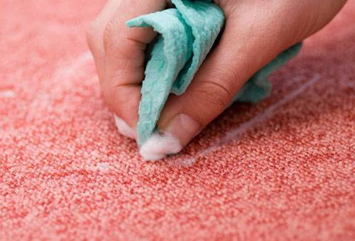 Vlekken verwijderen van tapijt