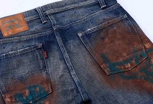 Jeans macchiati di ruggine