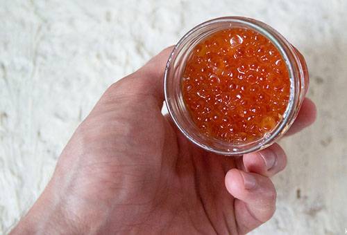 Caviar vermelho em uma jarra de vidro