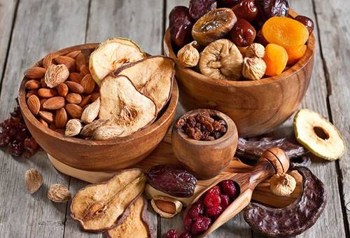 Různé sušené ovoce a ořechy