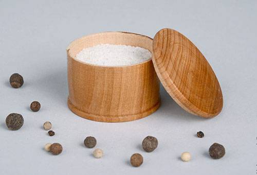 Soľ v drevenej trepačke soli