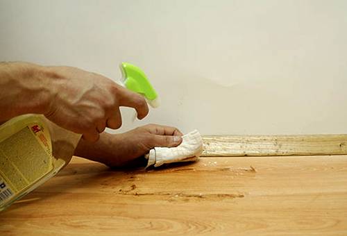 Membersihkan lantai kayu dari pencemaran tempatan