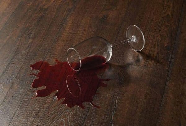 Bicchiere di vino versato