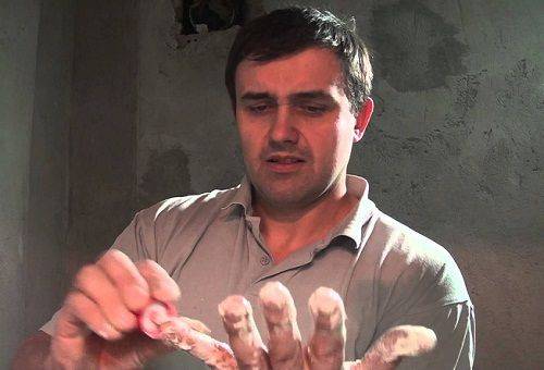espuma de poliuretano en la mano de un hombre