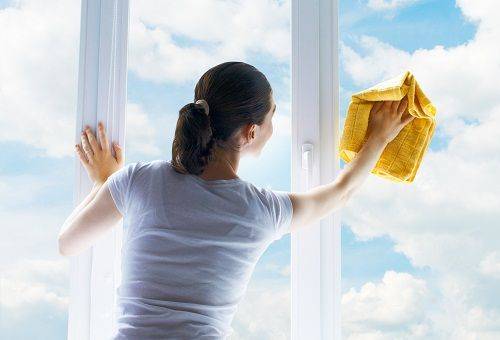 gadis mencuci tingkap