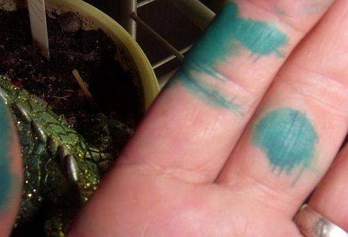 يد ملطخة باللون الأخضر