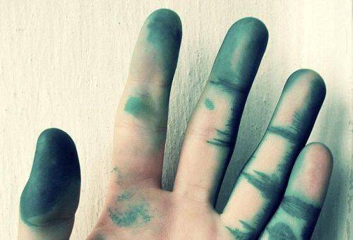 zafarbená ruka v zelenej farbe