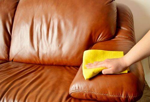 Mengeluarkan kesan dari sofa kulit