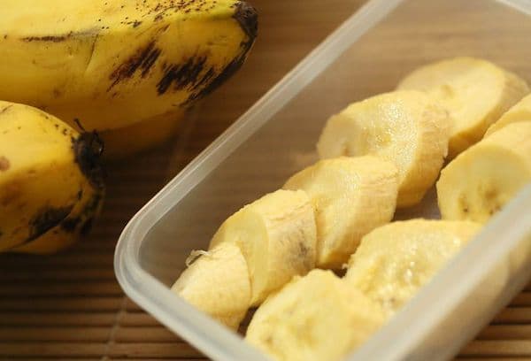 בננות קלופות במיכל