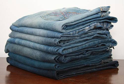 Pilha de jeans dobrados