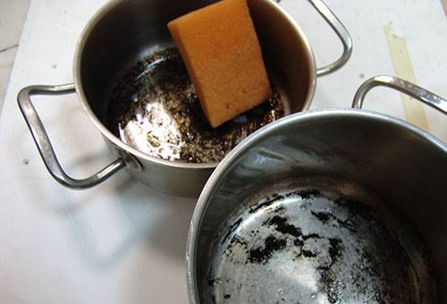 Netejar les estris de cuina d’alumini de dipòsits de carboni