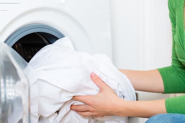 Baltų daiktų skalbimas skalbimo mašinoje