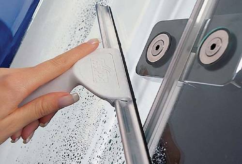 Почистване на алуминиеви части за душ