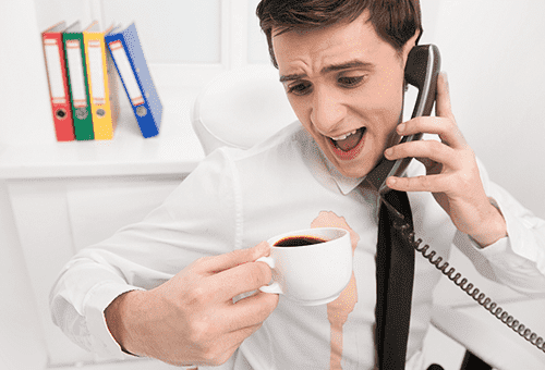 Un uomo ha versato il caffè su una camicia