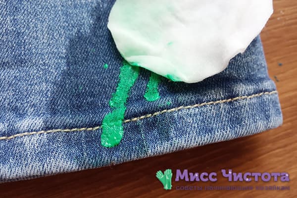 Fjernelse af maling fra jeans med et opløsningsmiddel