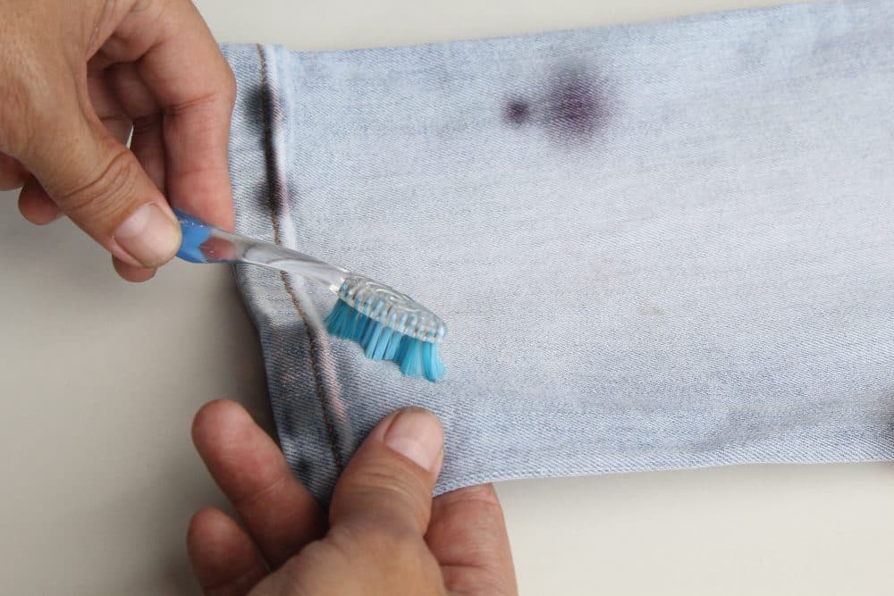 Fjernelse af malingspletter fra lette jeans