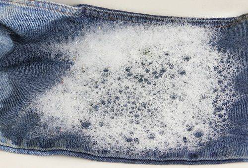 Jeans gedrenkt in zeepwater